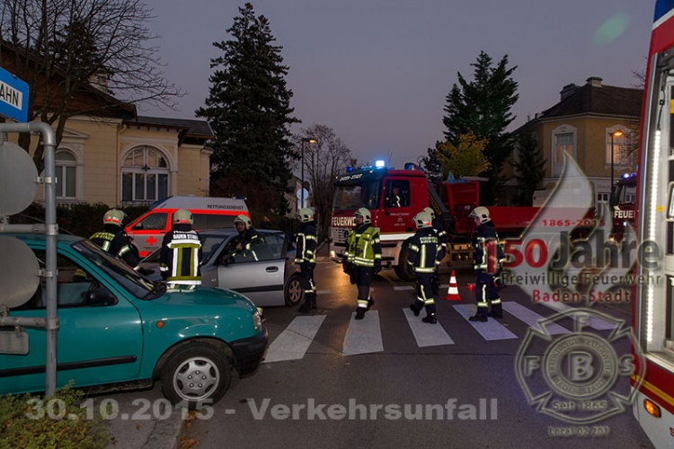 2015.10.30- Verkehrsunfall -  Erzh. Wilhelm Ring x Mühlgasse Baden - www.ffbs.at