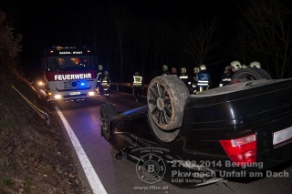 2014-02-28 Fahrzeugbergung - Pkw lag nach Unfall am Dach