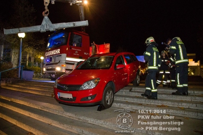 2014-11-10 PKW-Bergung - Pkw fuhr über Fussgängerstiege