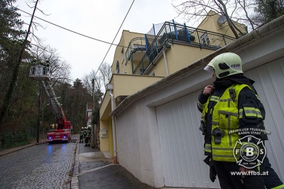 2015_01_11 Sturmeinsatz Welzergasse - Baum auf Versorgungsleitung