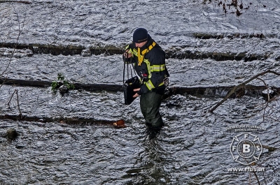 Handtaschenbergung aus dem Schwechatfluss