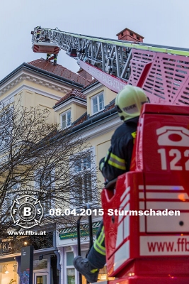 2015_04_08 Sturmschaden - Dachziegel stürzten in die Fussgängerzone