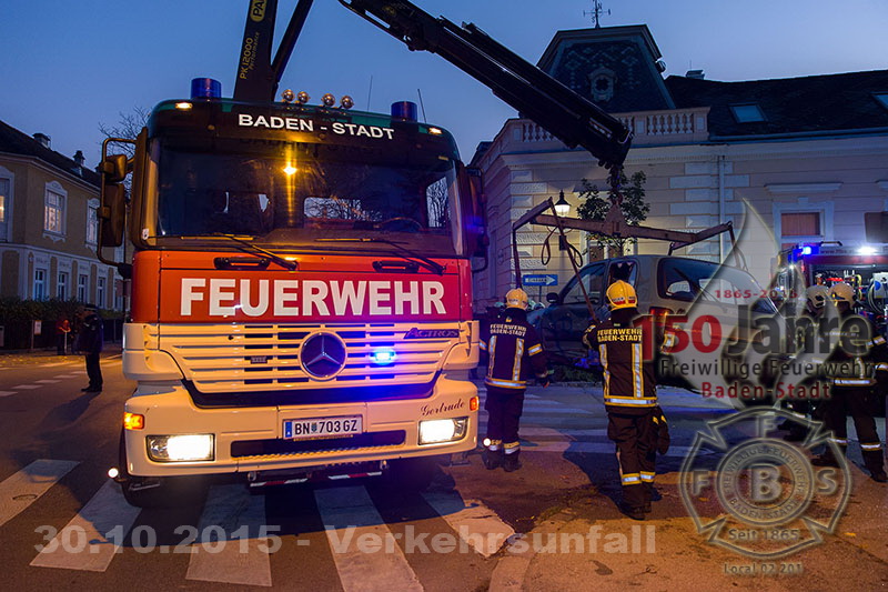 2015.10.30- Verkehrsunfall -  Erzh. Wilhelm Ring x Mühlgasse Baden - www.ffbs.at