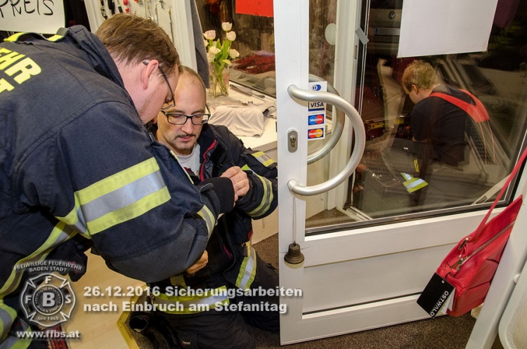 20161226 Sicherungsarbeiten nach Einbruch in eine Badener Boutique Foto: FF Baden-Stadt / Dominik Judt