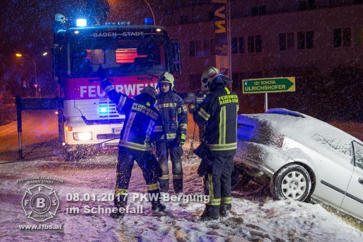 20170108 Verkehrsunfall Pfaffstättnerstr. in Baden Foto: FF Baden-Stadt / Roman Van de Castell