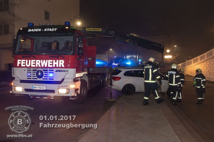 01.01.2017 - Fahrzeugbergung - Pkw auf Stiege - Casino Eingang