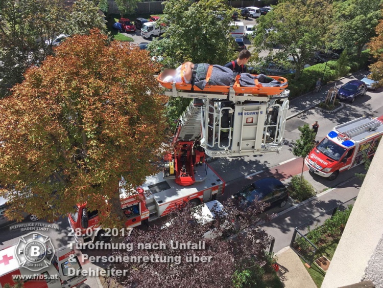 Türöffnung nach Unfall in Wohnung & Personenrettung über Drehleiter