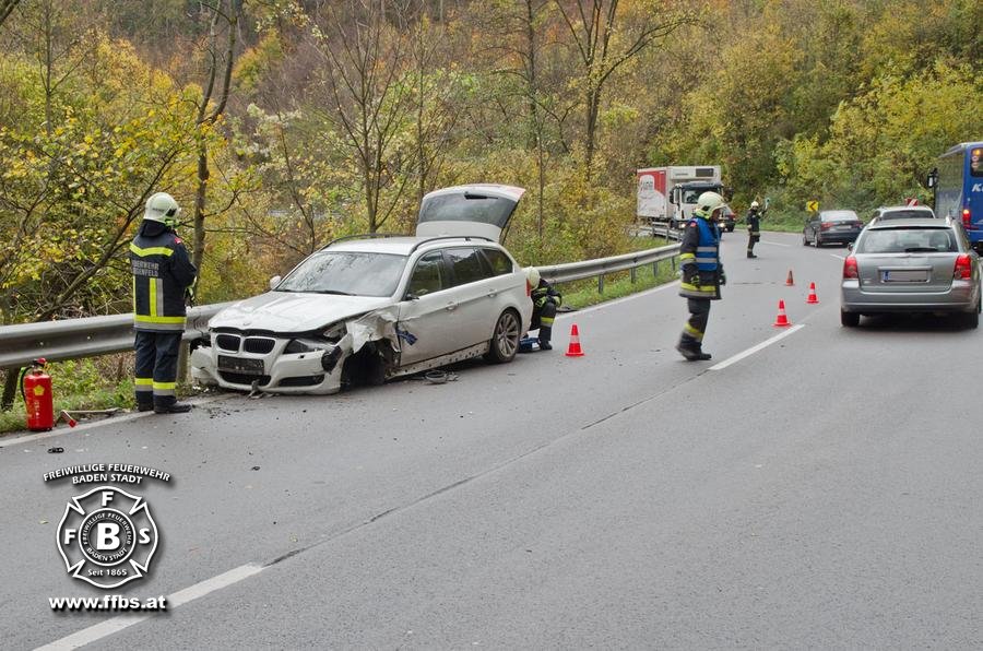 2017-10-27_Verkehrsunfall_B210_Helenental_PKW_gegen_Reisebus - www.ffbs.at - Freiw. Feuerwehr Baden-Stadt