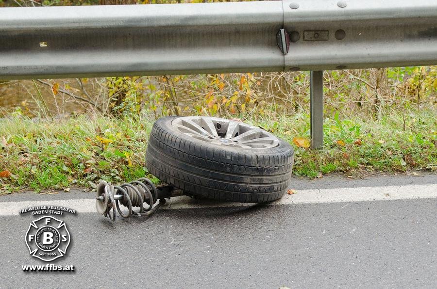 2017-10-27_Verkehrsunfall_B210_Helenental_PKW_gegen_Reisebus - www.ffbs.at - Freiw. Feuerwehr Baden-Stadt