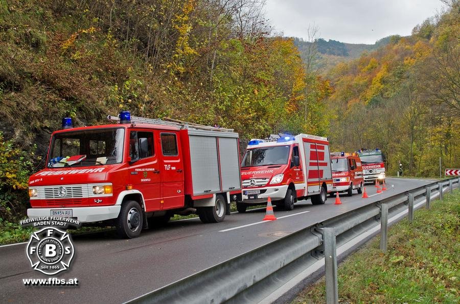 2017-10-27_Verkehrsunfall_B210_Helenental_PKW_gegen_Reisebus - www.ffbs.at - Freiw. Feuerwehr Baden-Stadt