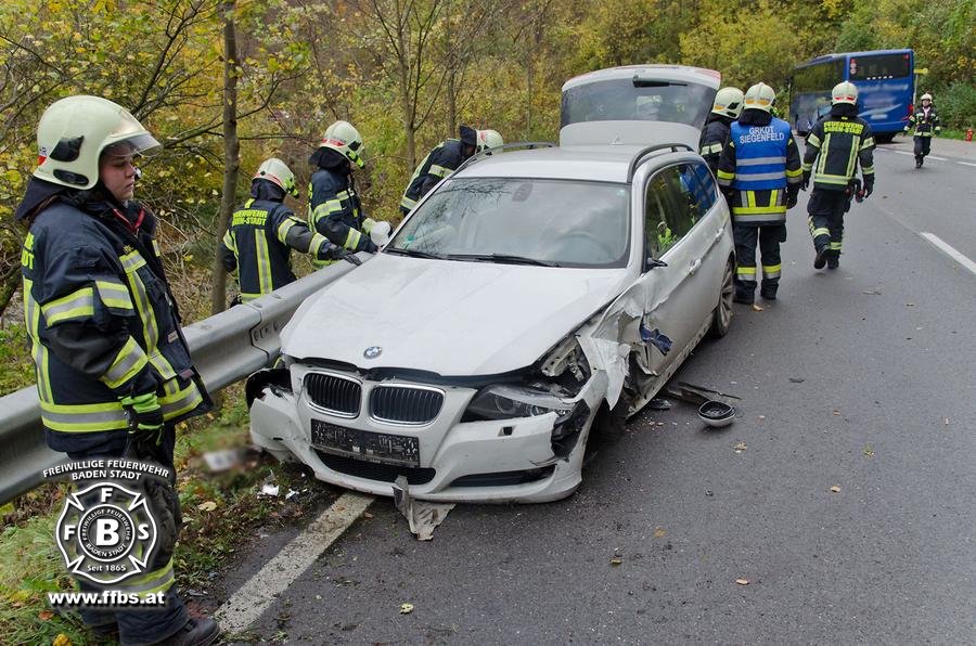 2017-10-27_Verkehrsunfall_B210_Helenental_PKW_gegen_Reisebus - www.ffbs.at - Freiw. Feuerwehr Baden-Stadt
