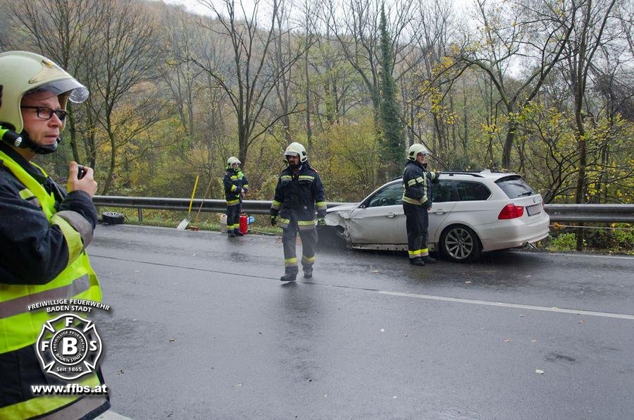 2017-10-27_Verkehrsunfall_B210_Helenental_PKW_gegen_Reisebus - www.ffbs.at - Freiw. Feuerwehr Baden-Stadt
