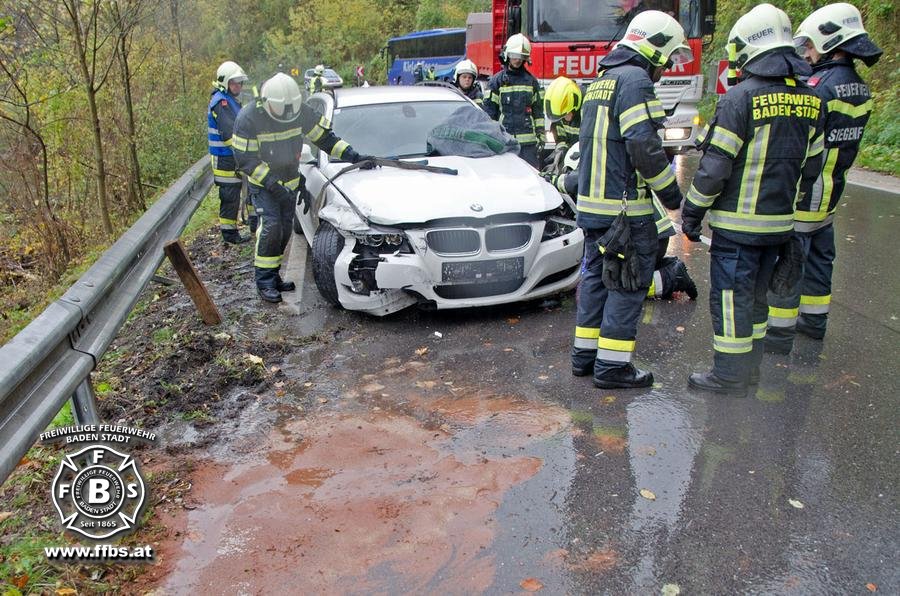 2017-10-27_Verkehrsunfall_B210_Helenental_PKW_gegen_Reisebus - www.ffbs.at - Freiw. Feuerwehr Baden-Stadt
