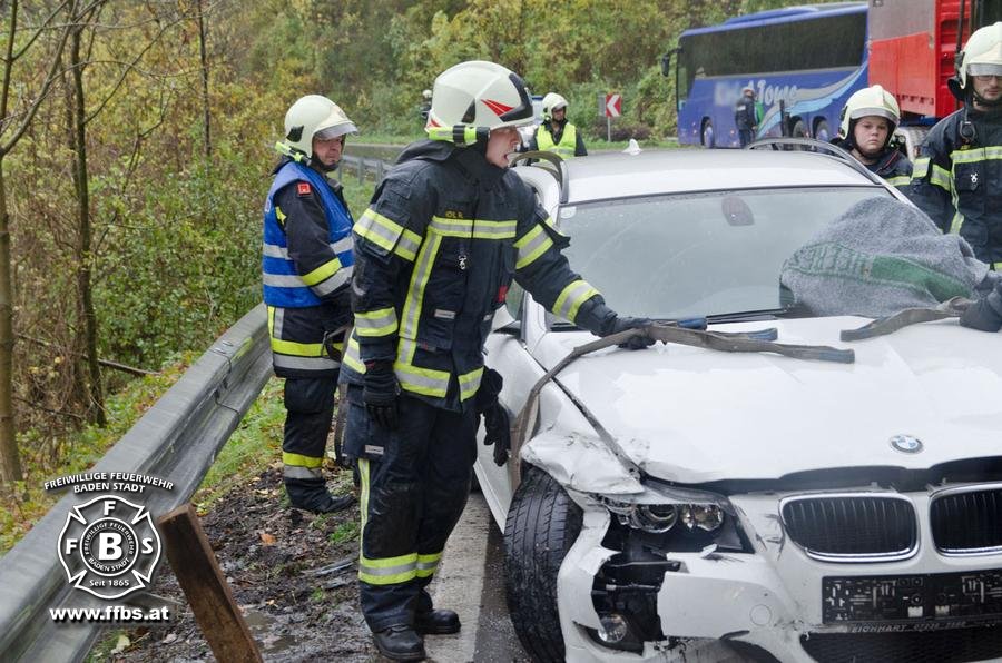 2017-10-27_Verkehrsunfall_B210_Helenental_PKW_gegen_Reisebus - www.ffbs.at - Freiw. Feuerwehr Baden-Stadt