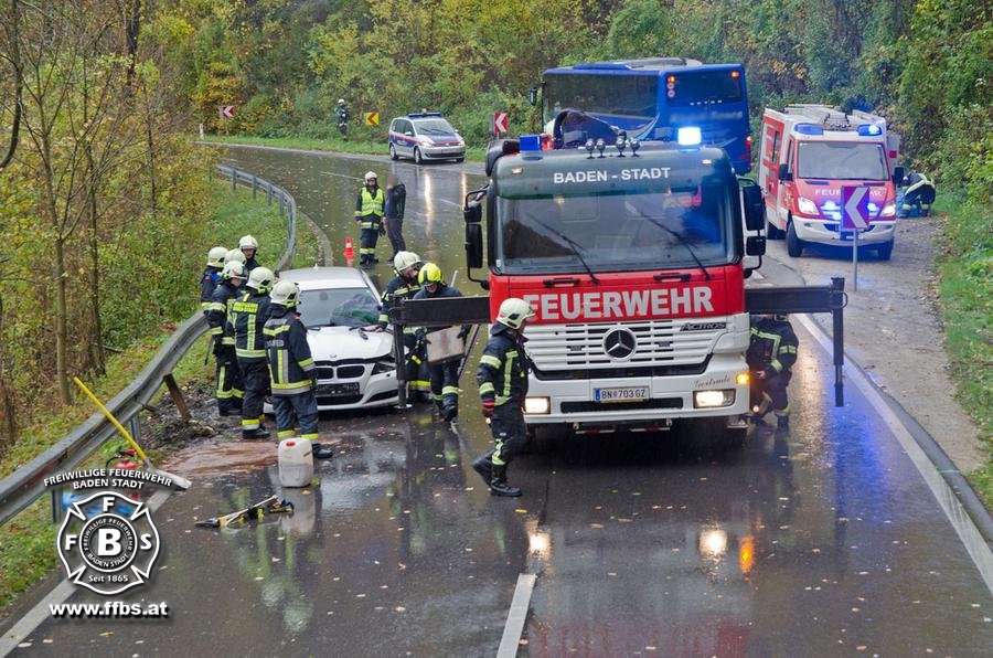 2017-10-27_Verkehrsunfall_B210_Helenental_PKW_gegen_Reisebus - www.ffbs.at - Freiw. Feuerwehr Baden-Stadt