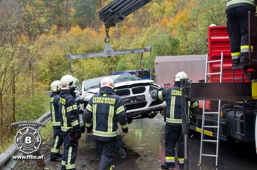 2017-10-27_Verkehrsunfall_B210_Helenental_PKW_gegen_Reisebus - www.ffbs.at - Freiw. Feuerwehr Baden-Stadt