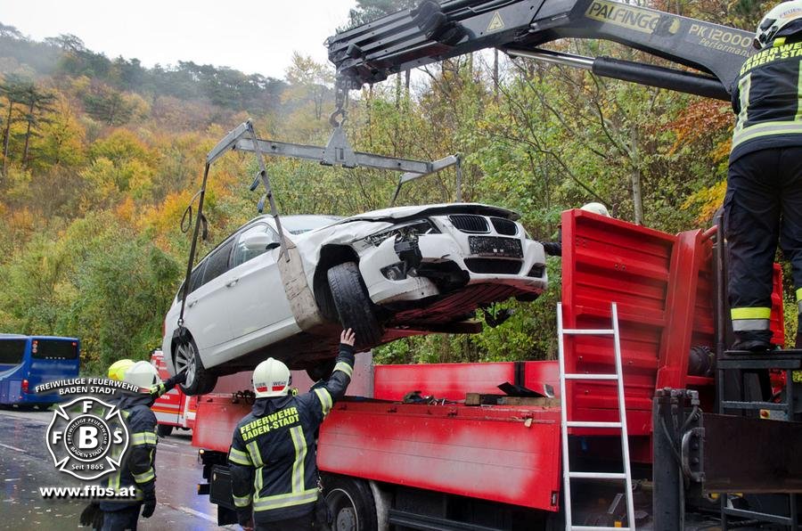 2017-10-27_Verkehrsunfall_B210_Helenental_PKW_gegen_Reisebus - www.ffbs.at - Freiw. Feuerwehr Baden-Stadt