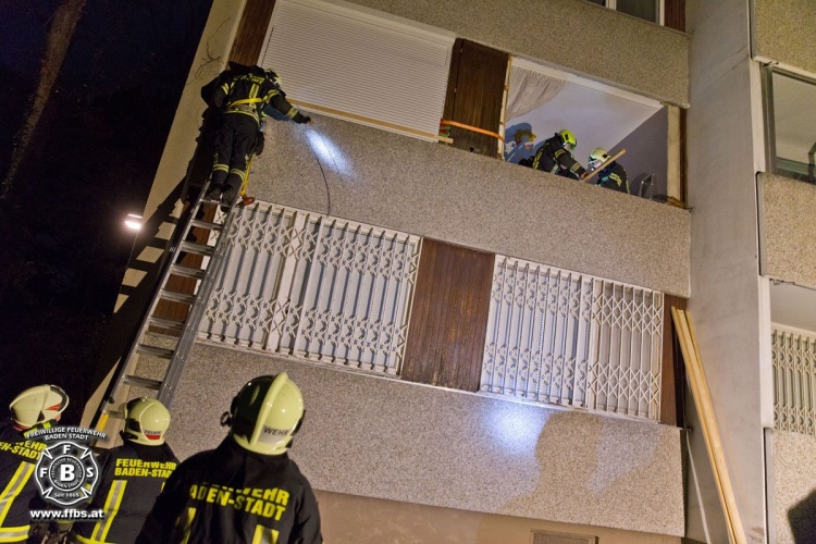 2017_11_04 - Verdacht auf Zimmerbrand nach Explosion in Wohnung in einer Wohnhausanlage in Baden - Foto: Stefan Schneider FF Baden-Stadt / www.ffbs.at