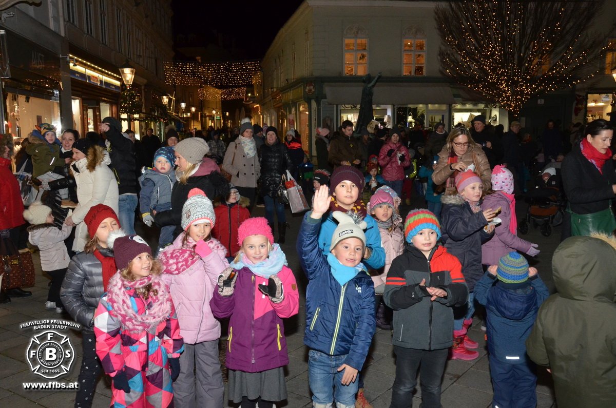 2017-12-06 - Feuerwehr Baden-Stadt und die Kinderei bringen den Nikolaus
