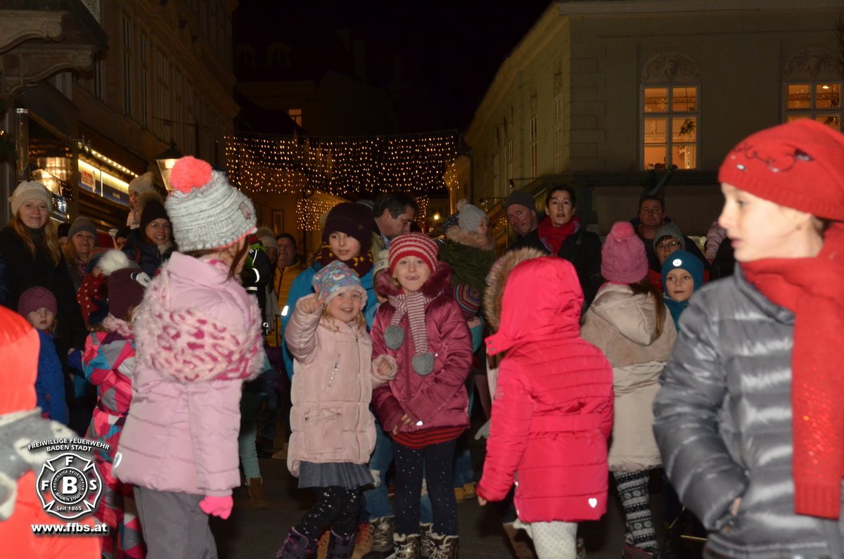 2017-12-06 - Feuerwehr Baden-Stadt und die Kinderei bringen den Nikolaus