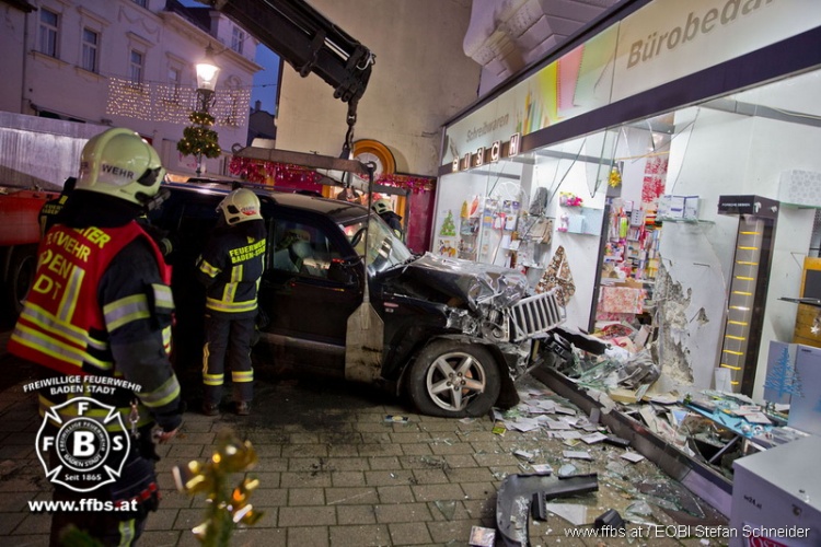 2017-12-13 Fahrzeugbergung in der Fussgängerzone / www.ffbs.at