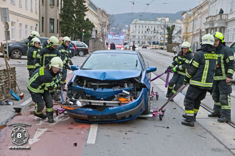20180112 Verkehrsunfall Baden Kaiser Franz Josef Ring Foto: Stefan Schneider FF Baden-Stadt