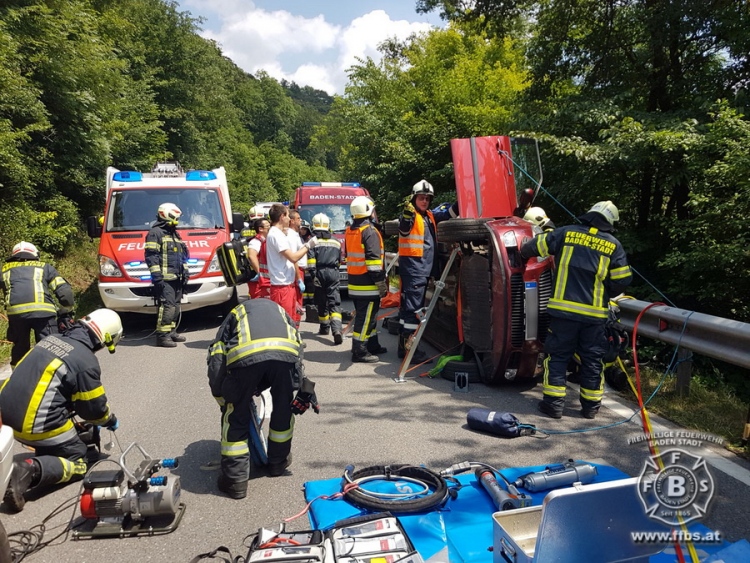20180604 Verkehrsunfall mit Personenrettung auf der LB210 im Helenental Foto: Michael RAMPL FF Baden-Stadt
