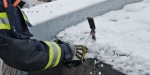 20210117 Gefährliche Eiszapfen drohen auf Gehsteig und Autos zu stürzen in Badener Innenstadt