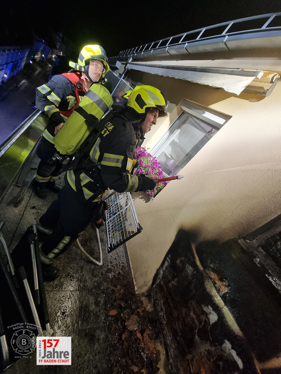20220715 Brand auf Dachbalkon in Badener Wohnhausanlage