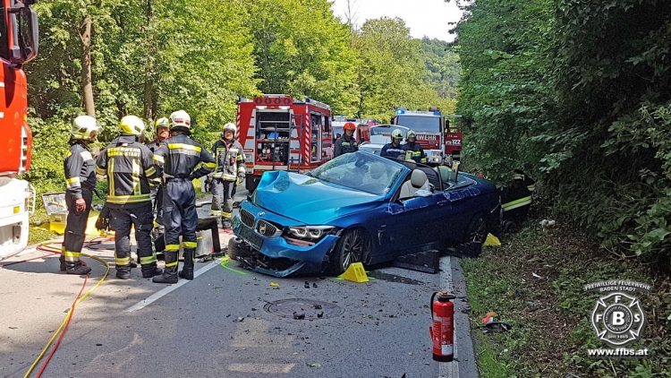 20190716 Verkehrsunfall auf der LB210 im Helenental Siegenfeld Foto: Markus Hanel FF Baden-Stadt